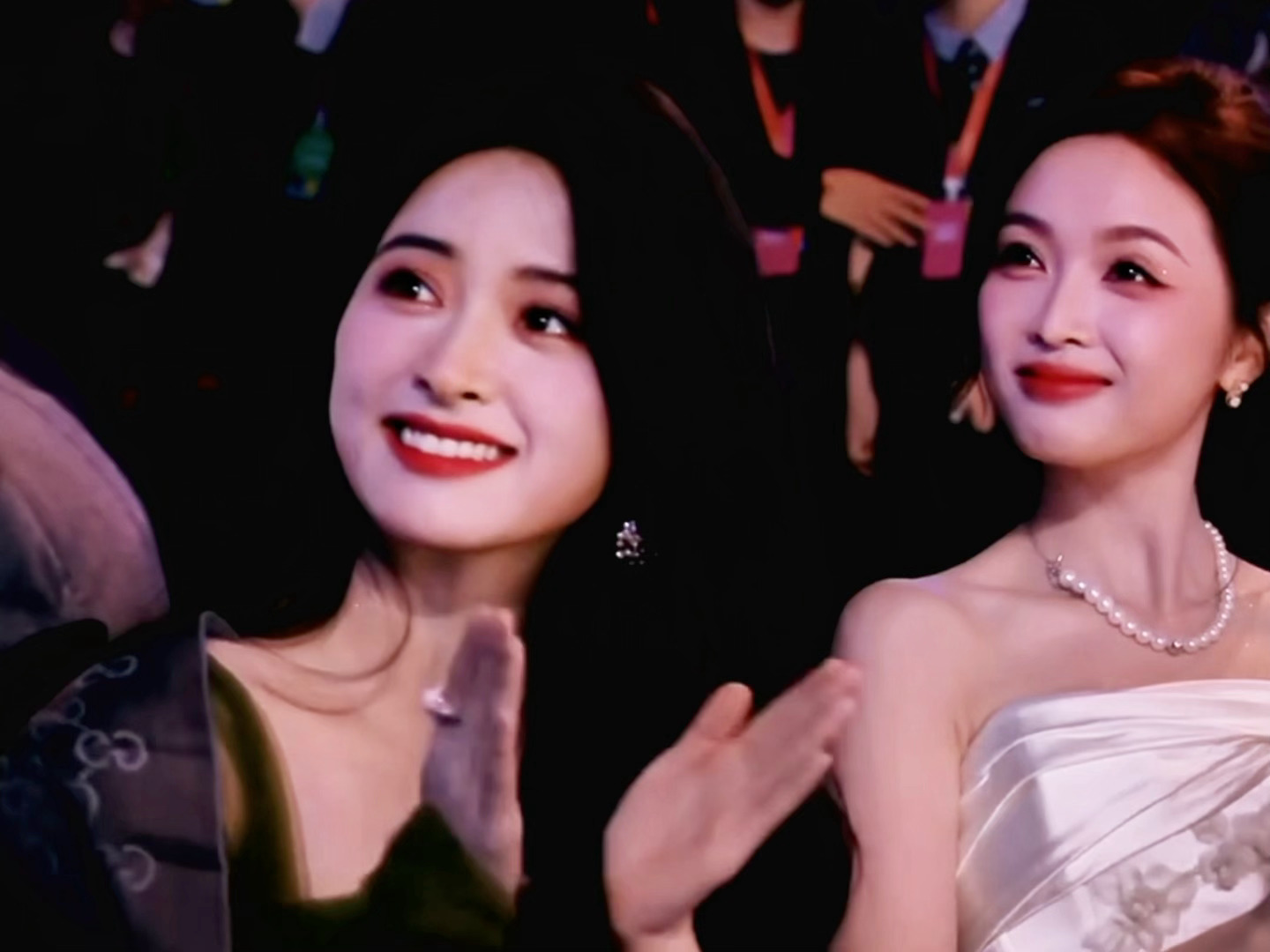 一直在亮着眼睛乖乖鼓掌的月月🥺尖叫之夜台下的沈月尖叫之夜内场