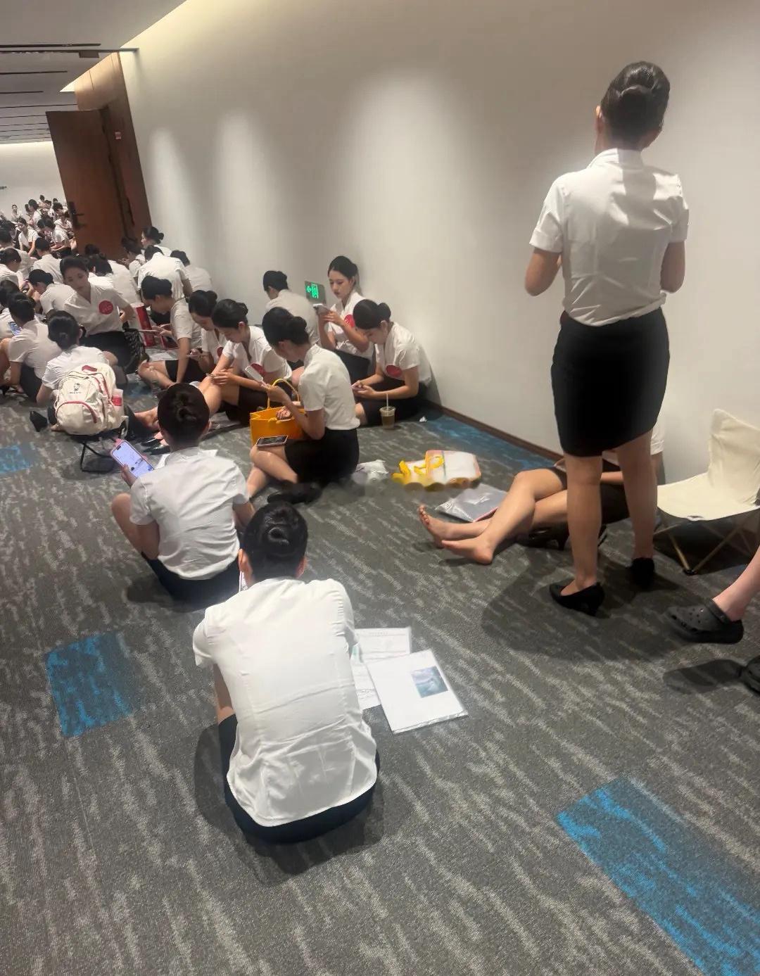 几百个空乘专业的等待面试 ​​​