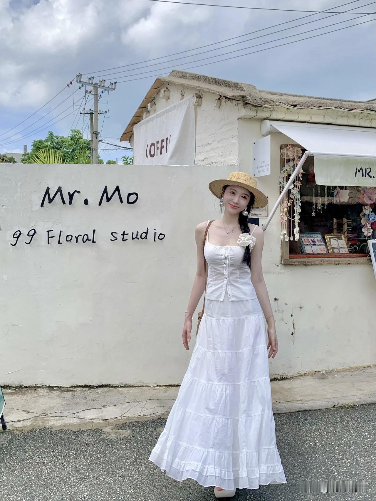 穿裙子拍照别总杵着不动了！试试这个动作，真的温柔又出片📸

最近翻照片发现，穿