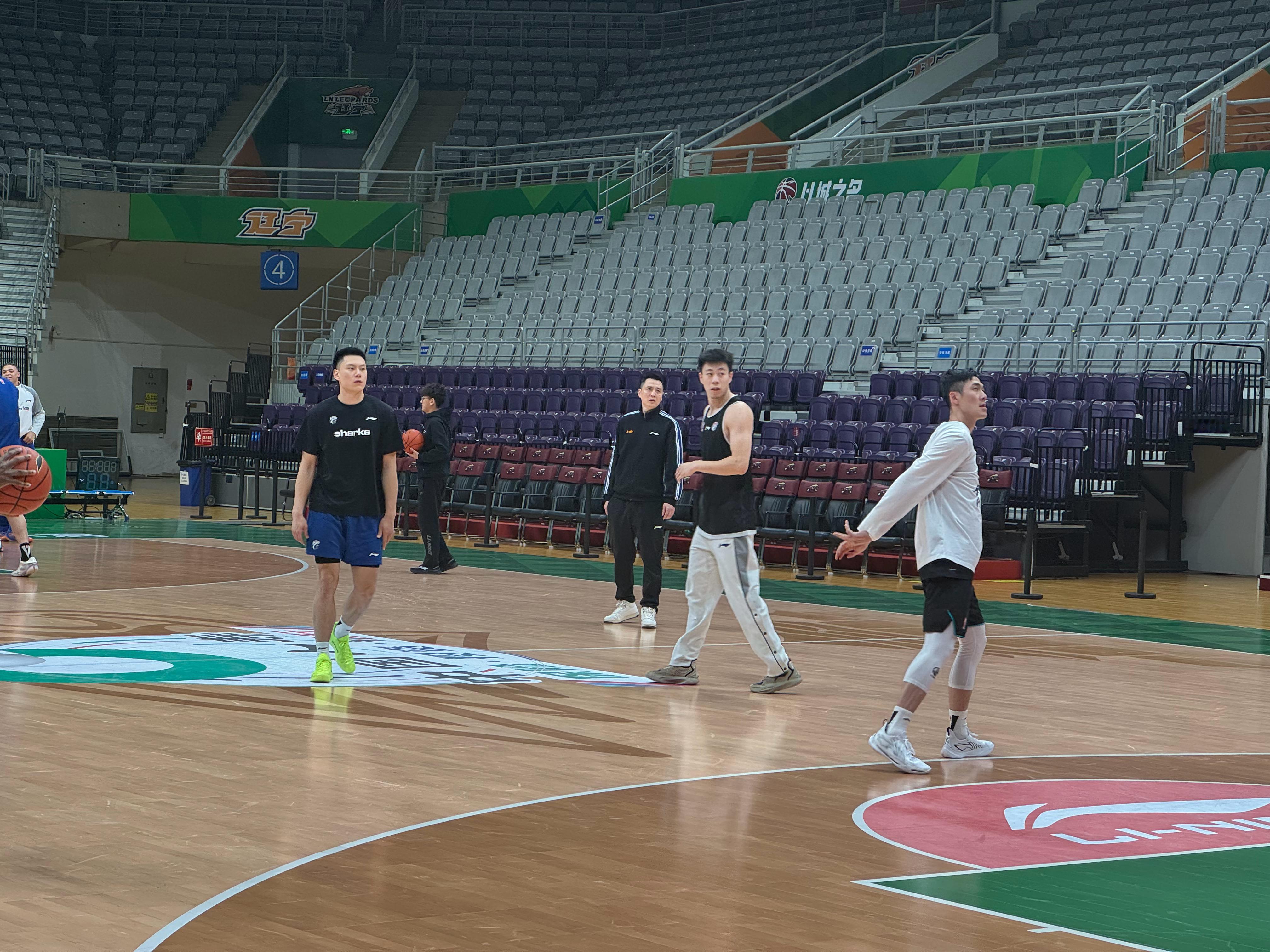 挂完水，接着打。上海久事大鲨鱼 沈阳·辽宁体育馆