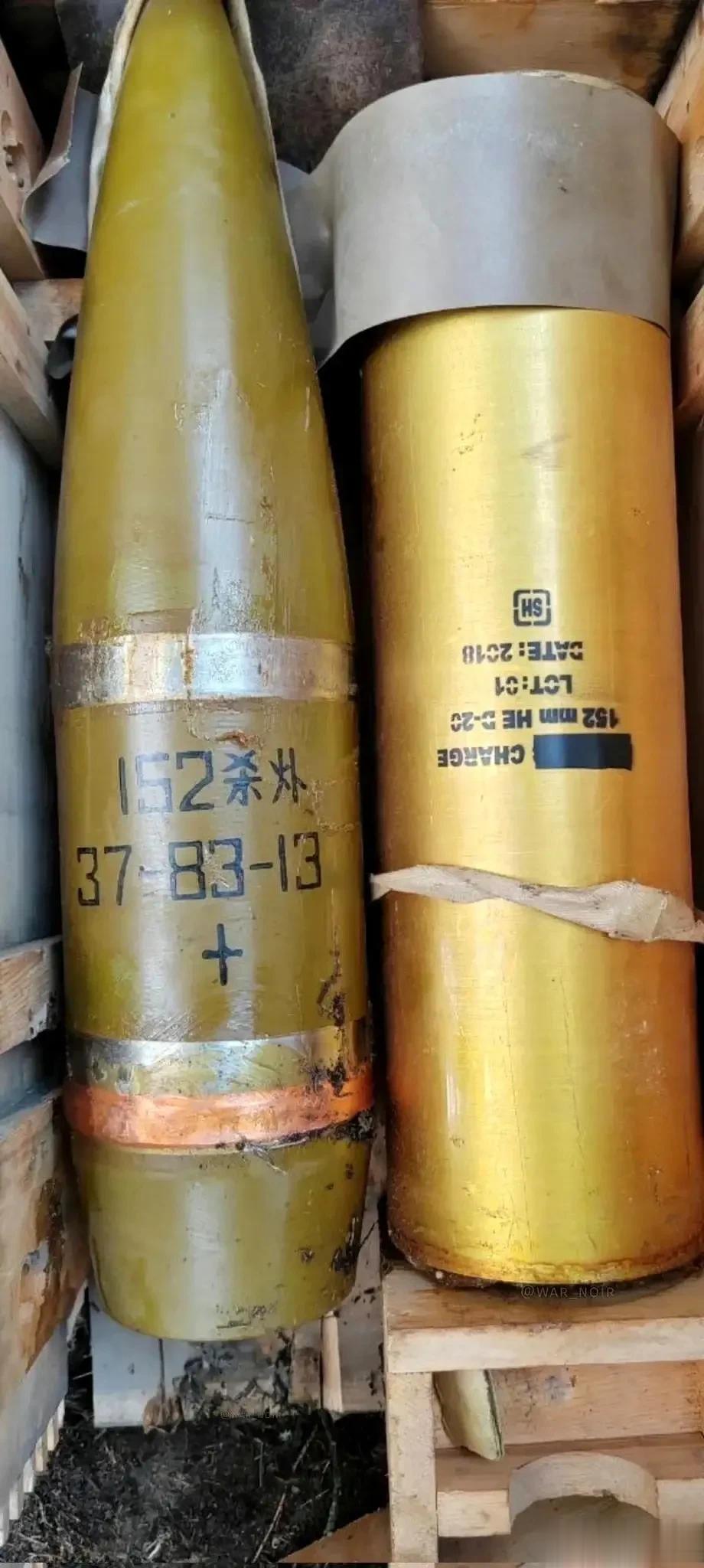 大惊！中国大量榴弹炮出现在俄乌战场的俄罗斯一方。
根据弹体出现的文字来看，这确实