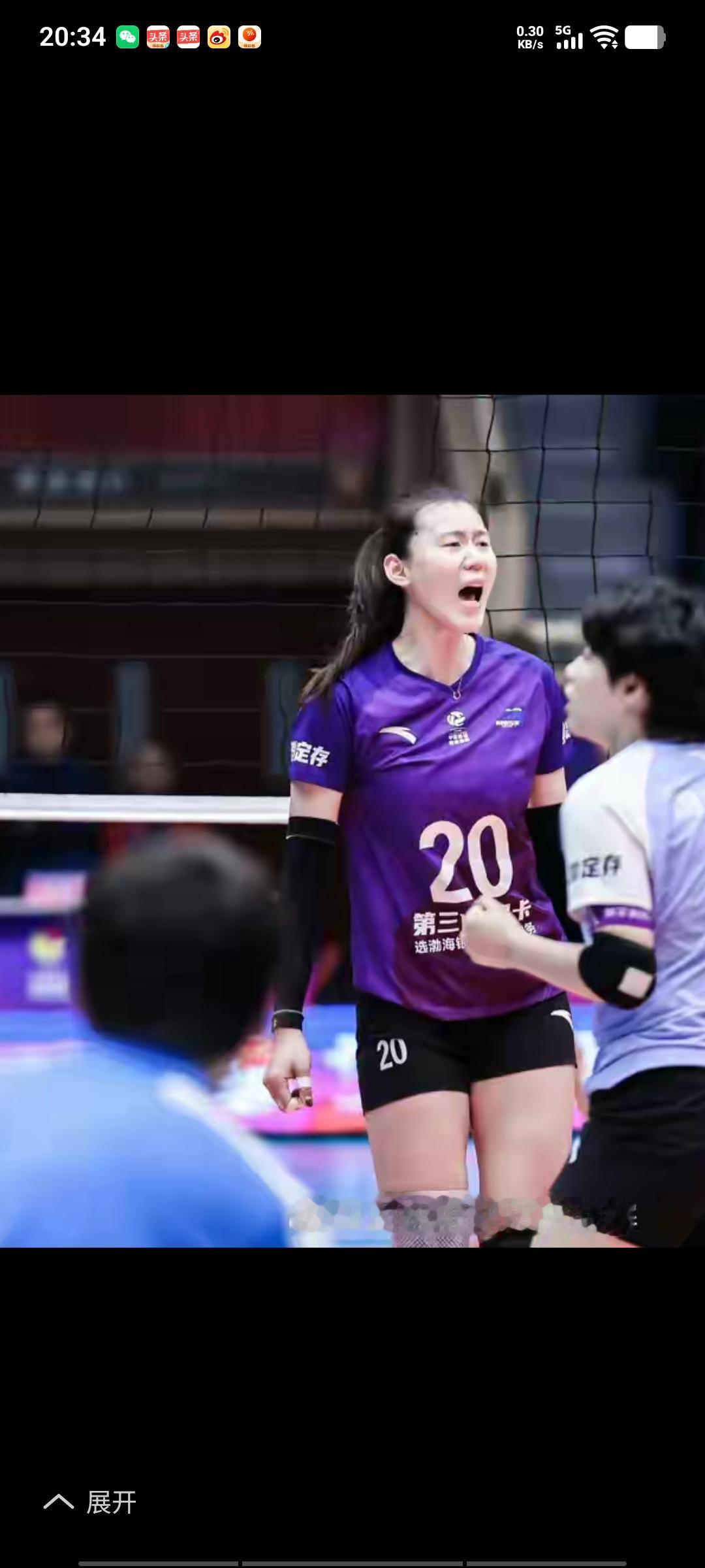 天津女排在季后赛坐镇主场，首场比赛便以2比3惜败于北京队。尽管王艺竹复出，斩获全
