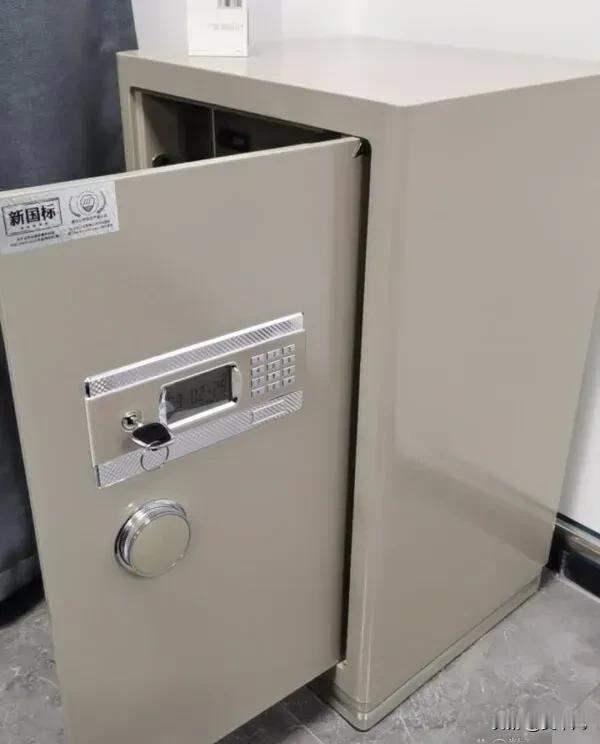 我跟你说，这事儿可真比电视剧还精彩！

就深圳那边，有个寄宿学校，学生手机不是都