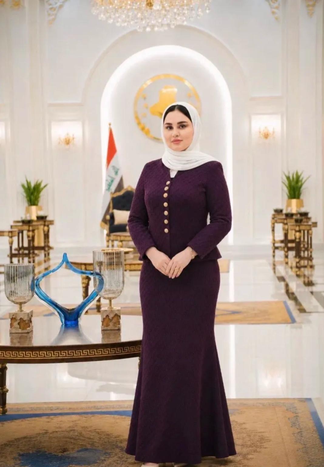 一套镶满红宝石的手工黄金内衣，五千七百万美元成捆堆叠的现钞，二十七公斤沉甸甸的纯