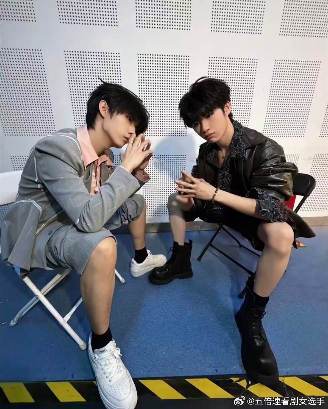 张子墨黄誉博合照张子墨黄誉博怎么认识的张子墨黄誉博合照定格复古氛围感，经典非主流