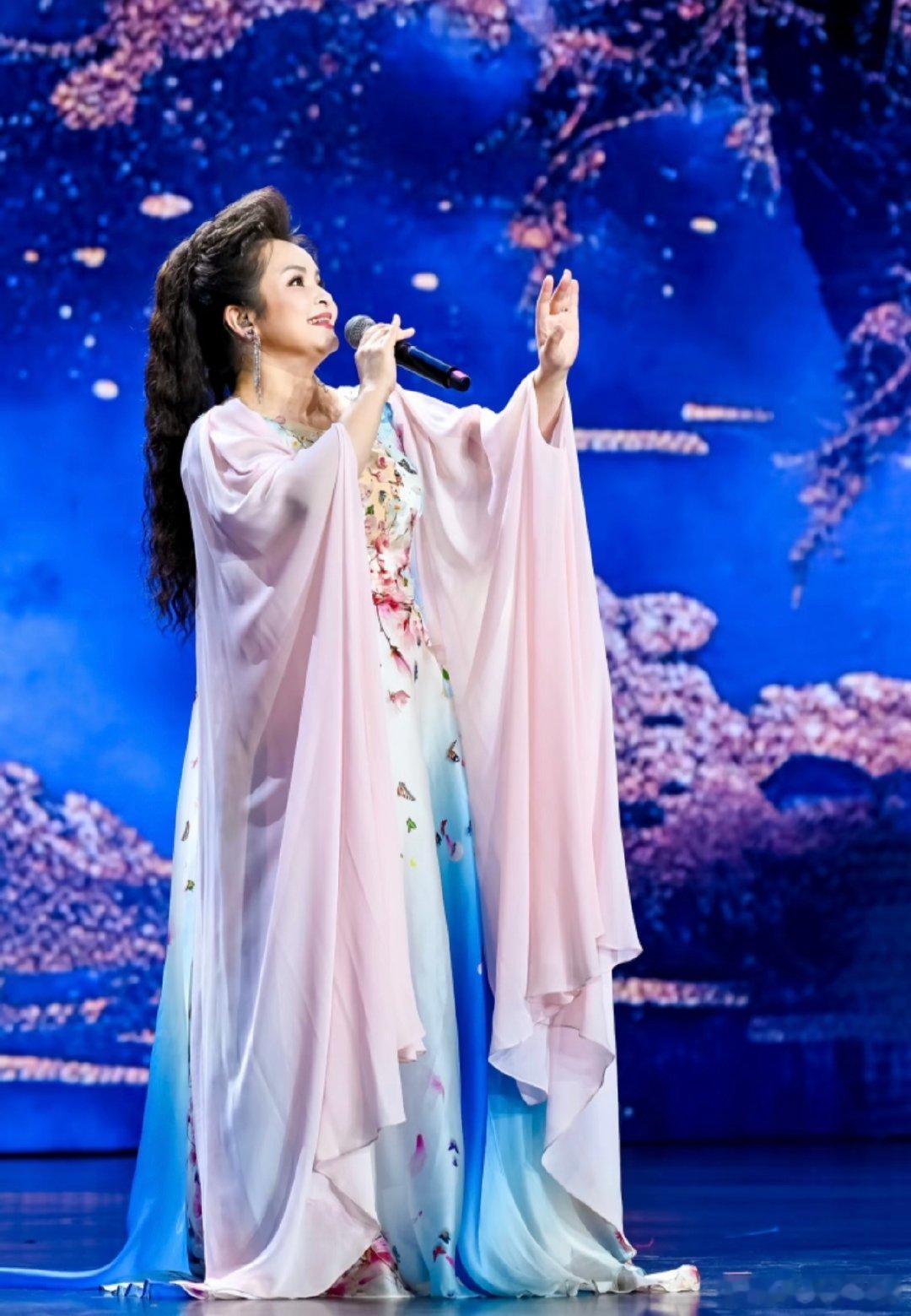 吴碧霞歌手帮唱万妮达歌手总决赛帮唱歌手2026万妮达擅长把控舞台氛围，吴碧霞负责