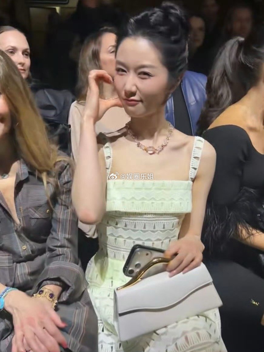 是落入人间的仙境精灵吧！岳雨婷身穿Elie Saab 2026春夏高定抹纱裙，浅