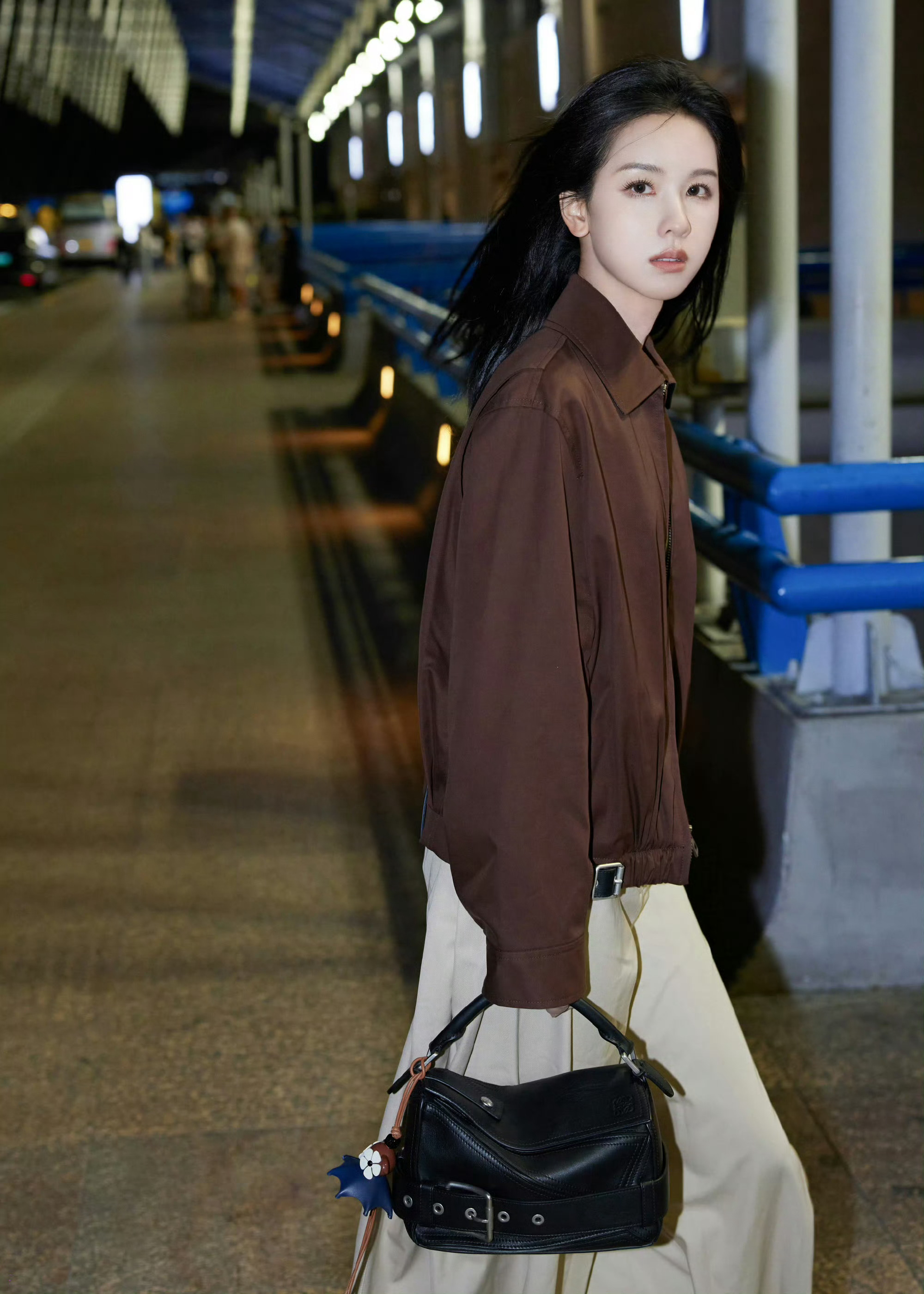Loewe新晋品牌大使陈都灵启程巴黎时装周，期待秀场造型[耶]巴黎时装周 ​​​