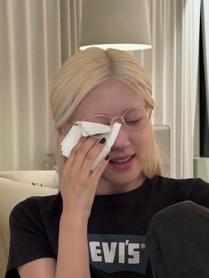 Rosé朴彩英今日更新，品牌和亲友们送的花也在好好保存，这个肉咋这么好 