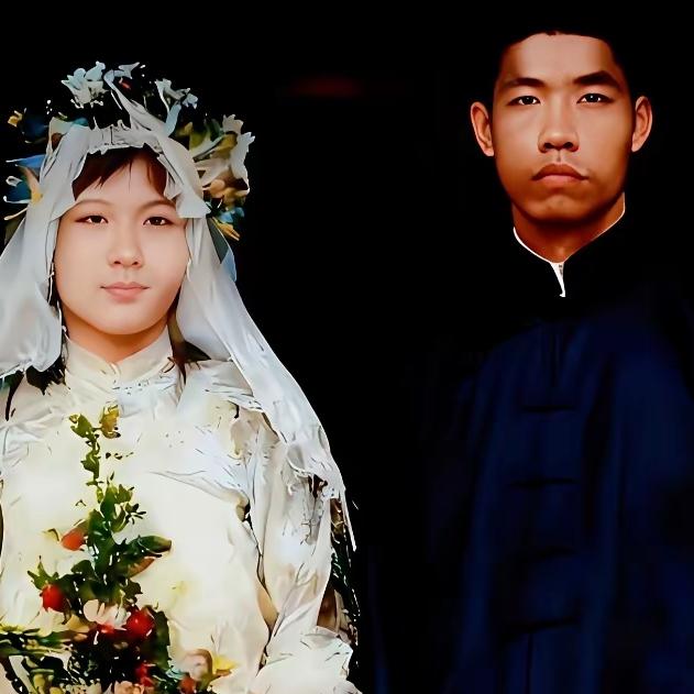 1923年，吴石将军与王碧奎成婚时，留下了这么一张极为罕见的合影，瞧照片里的吴石