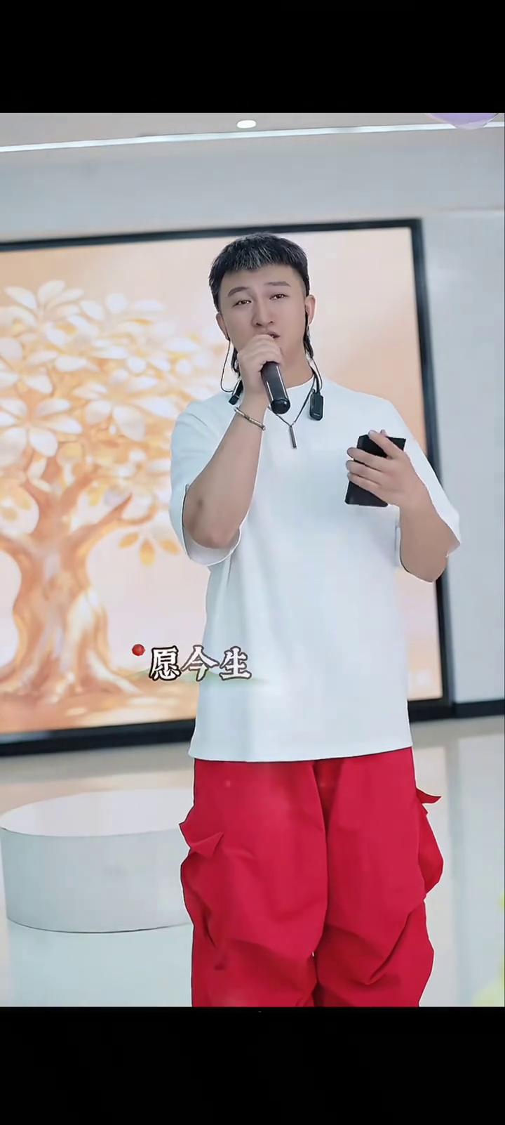 鸳鸯双栖蝶双飞，满园春色惹人醉。悄悄问圣僧，女儿美不美？说什么王权富贵，怕什么戒