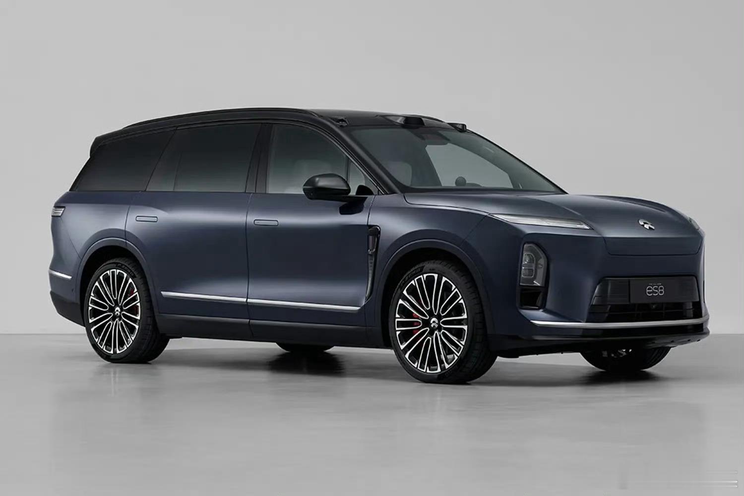 蔚来ES8确实刷新了我对大型SUV的认知。5米多的车身，转向却很灵活，小区挪车、