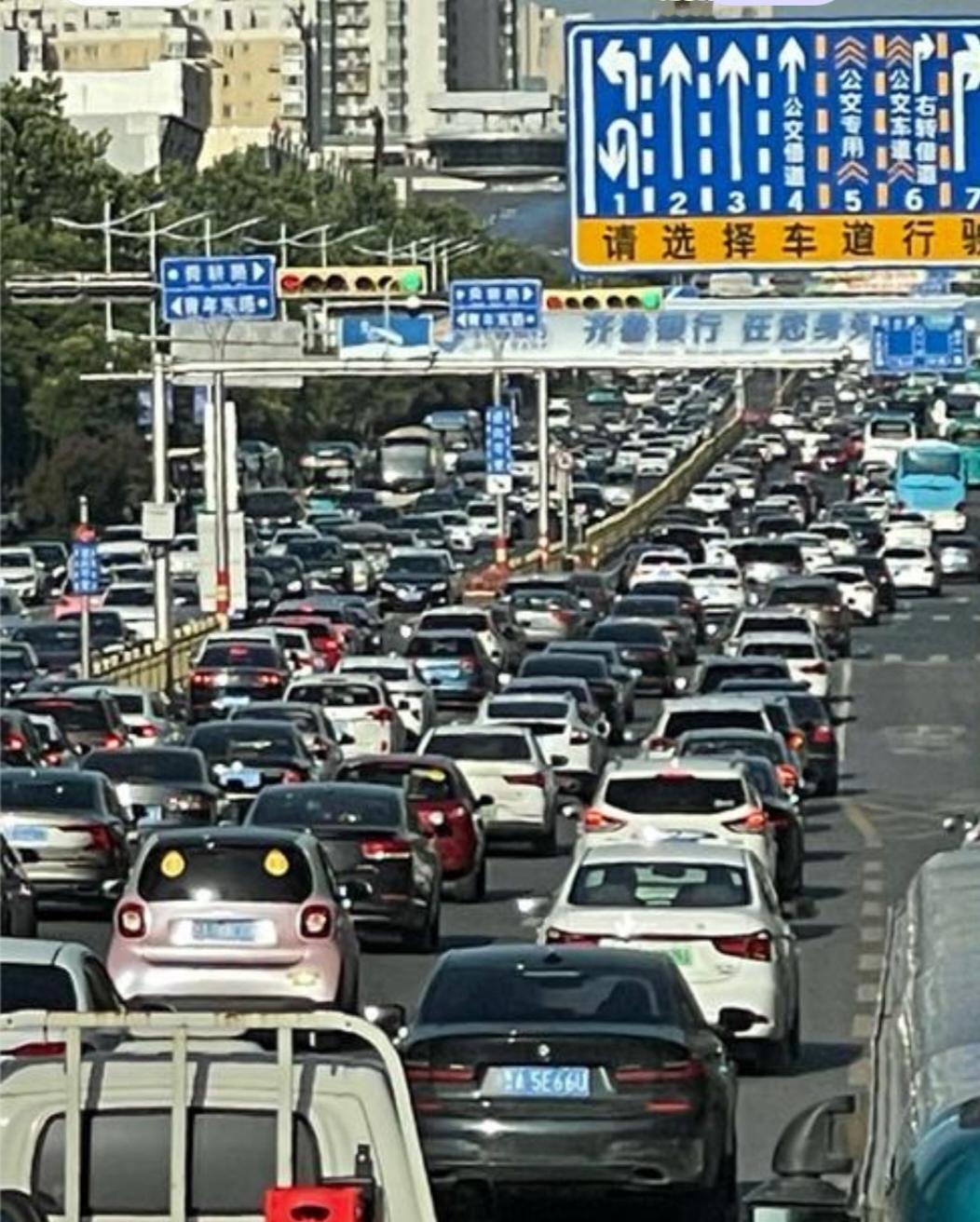 今年五一的第一天就这么的又过了一半，这不又是下午了，这白天马上快要变成黑夜，跑高