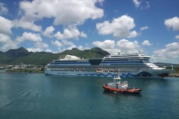 谈和时挥拳，扣船时畏惧报复，极致施压的老戏码翻来覆去。中东从不是南美，伊朗岂容拿