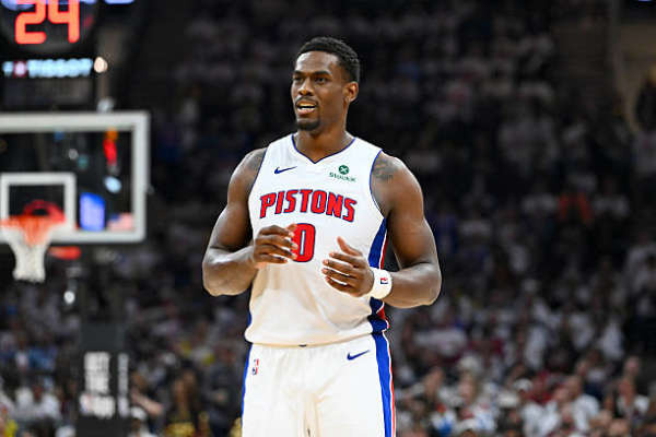 活塞称杜伦不配顶薪话语伤人 据NBC Sports NBA记者Kurt Heli