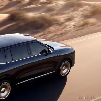 春节假期结束，最怕的就是高速服务区排队充电。还好这车有超级快充，趁着吃口饭的功夫