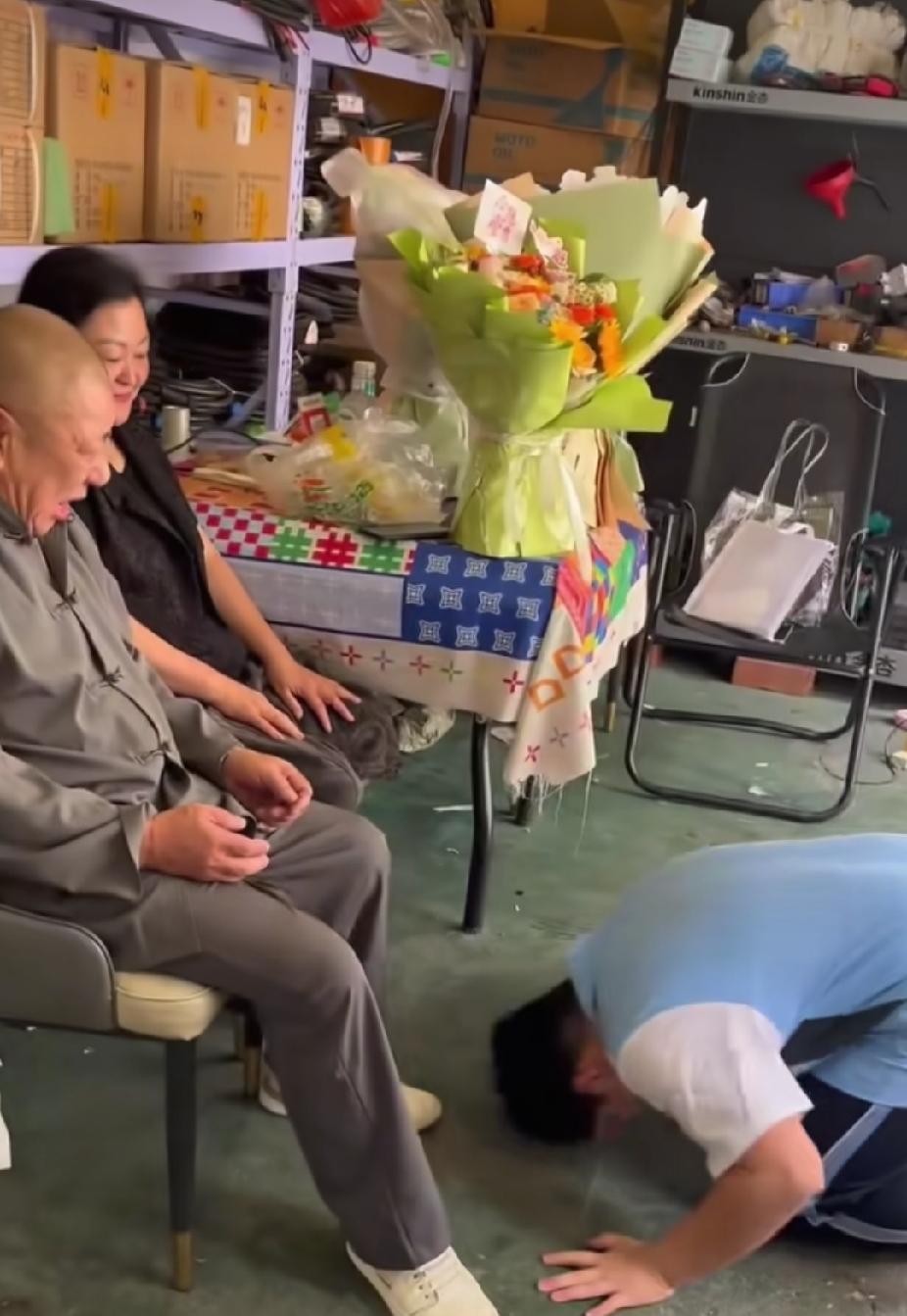 男孩将一对老人拉到椅子上坐下后，竟然跪在了老人面前，真实原因，让人瞬间感动了。