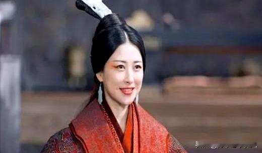 公元前238年，嬴政车裂赵姬的面首嫪毐，赵姬怒骂：“你这个畜牲，不是我儿子！”嬴
