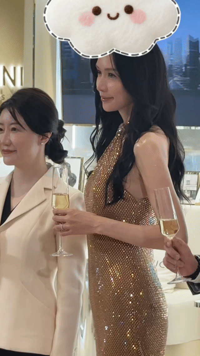 林志玲51岁了依旧爱老己谁懂啊家人们！林志玲线下活动状态直接鲨疯了好吗，一袭鎏金