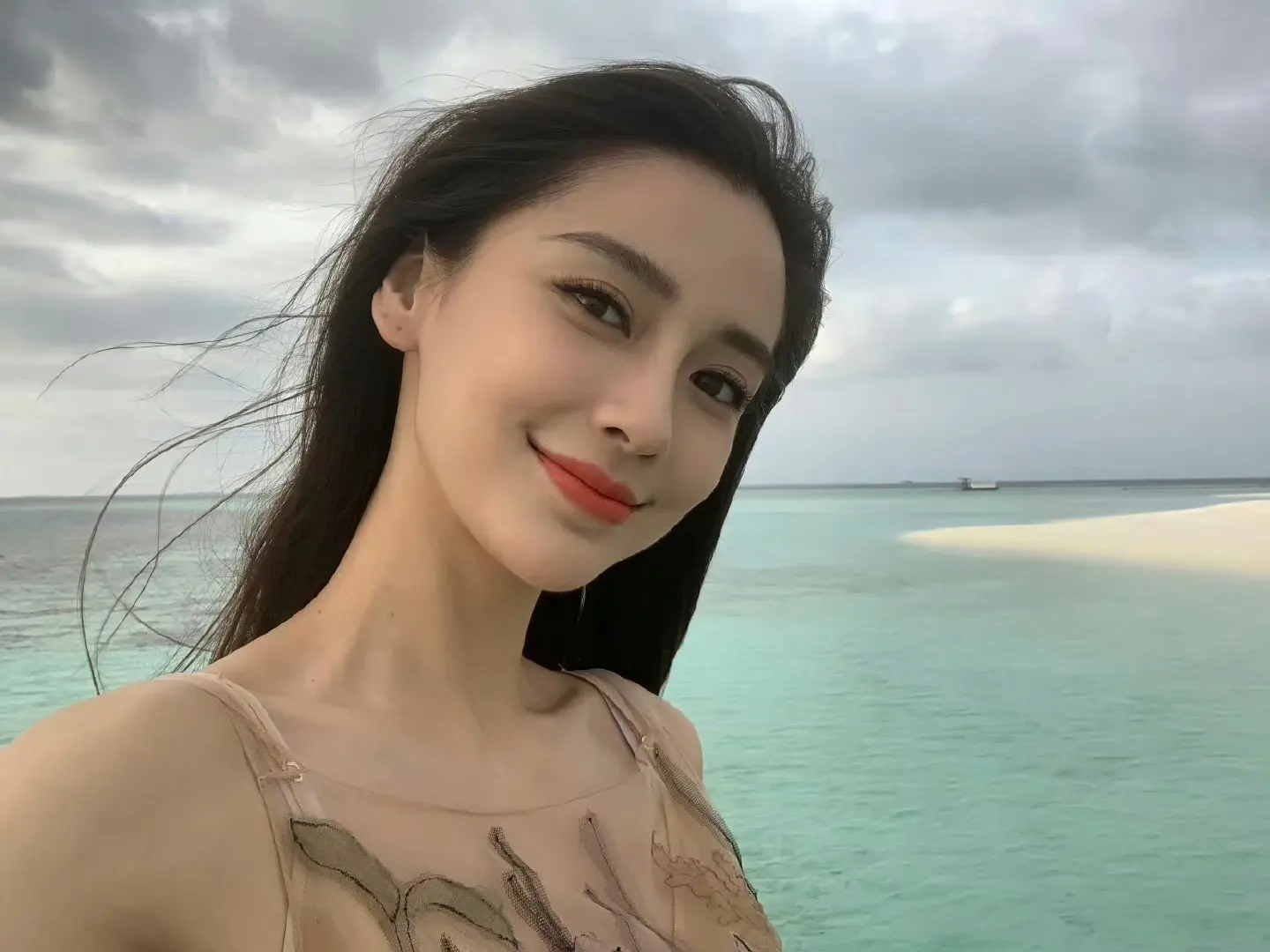 杨颖。