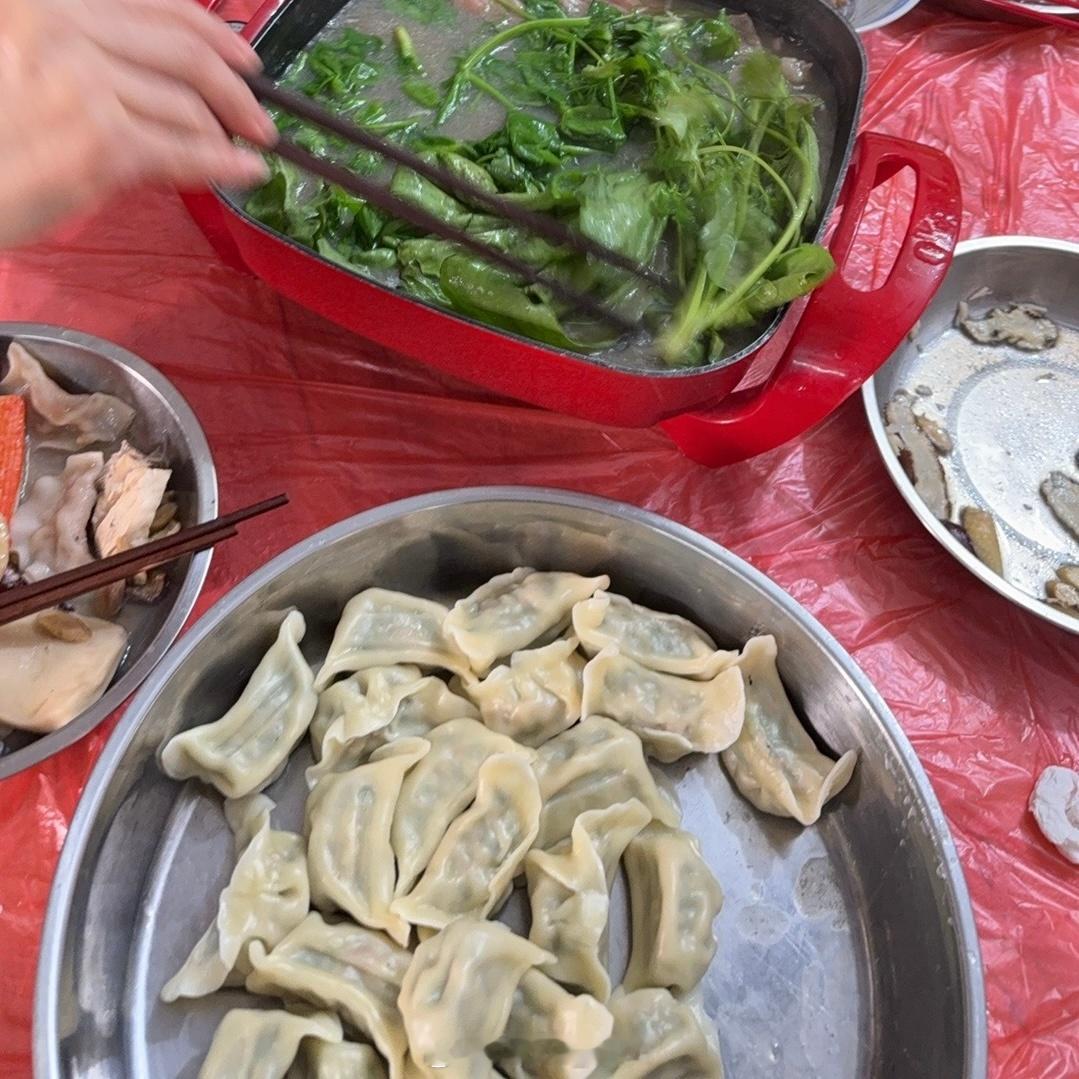 今年冬至是128年来最早冬至 虽然南方人，可是今天吃了饺子🥟加火锅🍲今晚估计