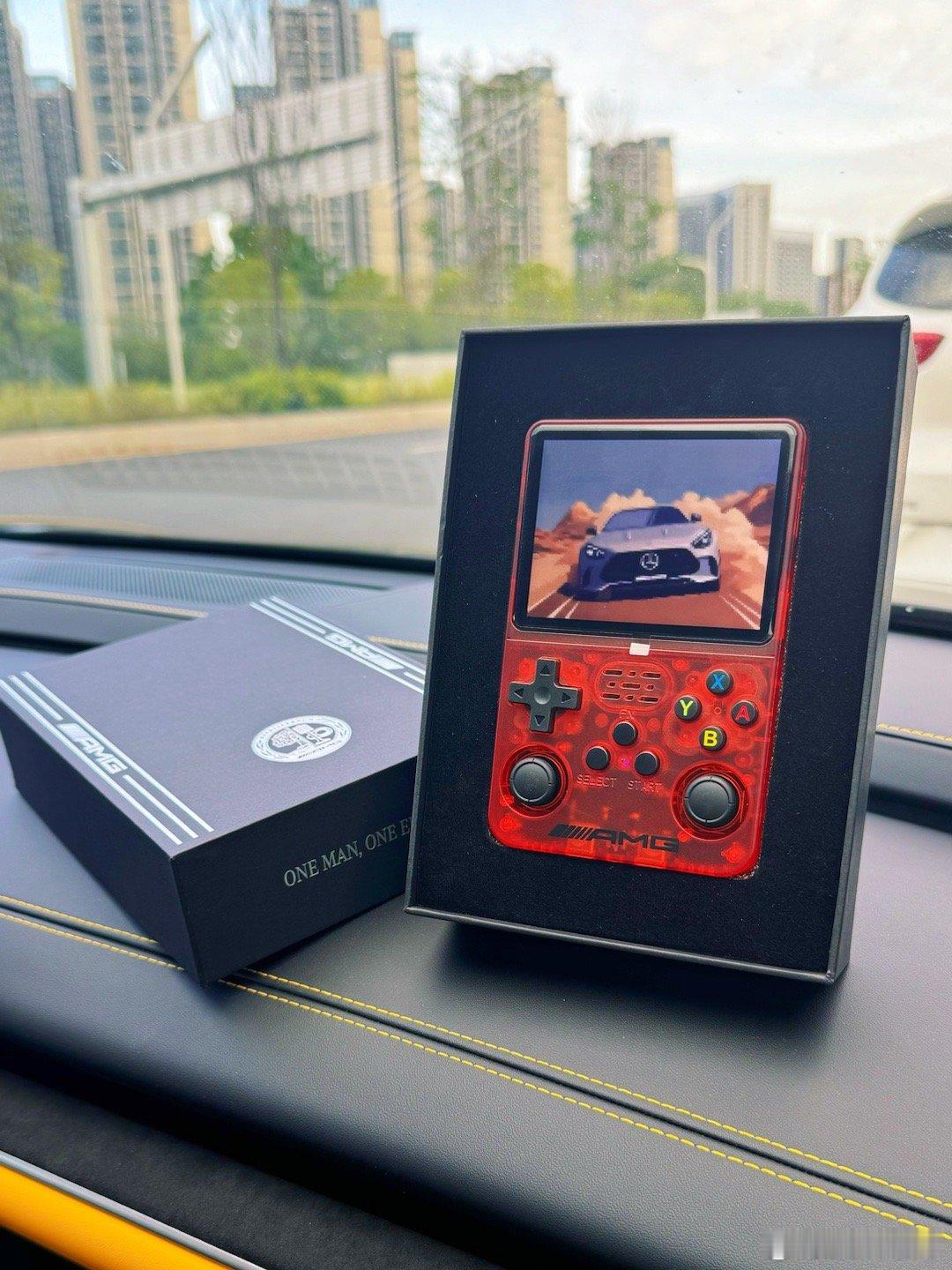 收到奔驰AMG的儿童节礼物[鼓掌]一台游戏机一人一机的AMG，送来了一台AM机[