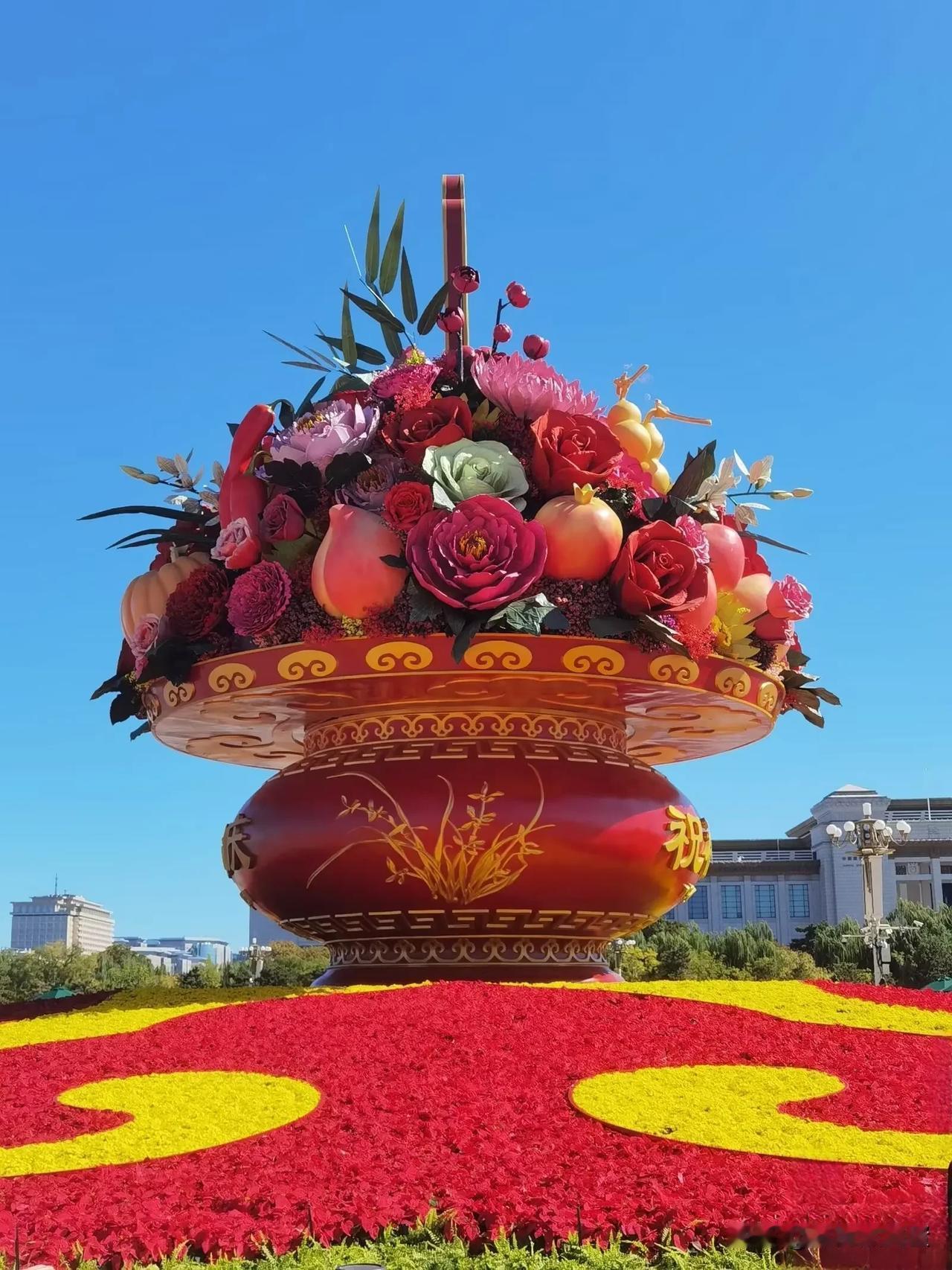 花篮高擎丰收果
金秋花开欢乐多
畅游广场齐声贺
天安门游祝祖国
2024年10月