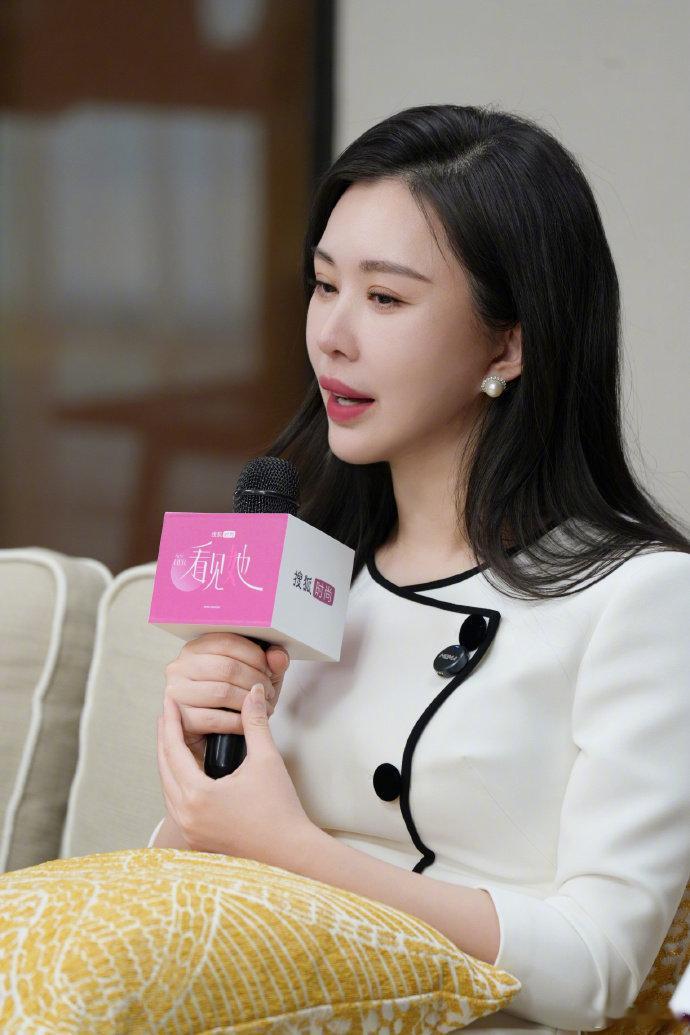 谁说大佬的女人只能当花瓶？田朴珺偏要靠实力说话，她目标明确得像把利剑，不解释不辩