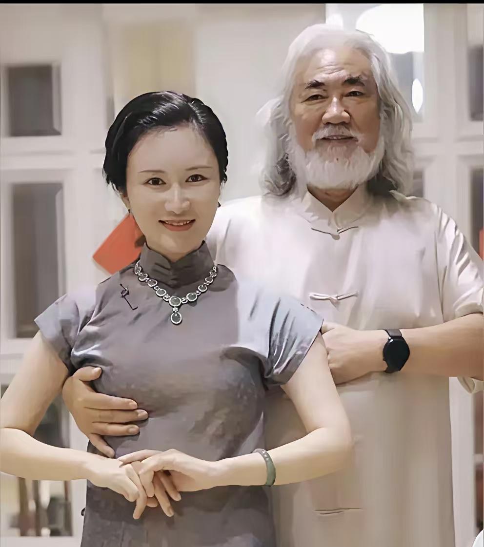 恩爱不是应该躲着点么？可能是老了理解不了年轻人。不得不说后面伸过来的那只手皮肤细