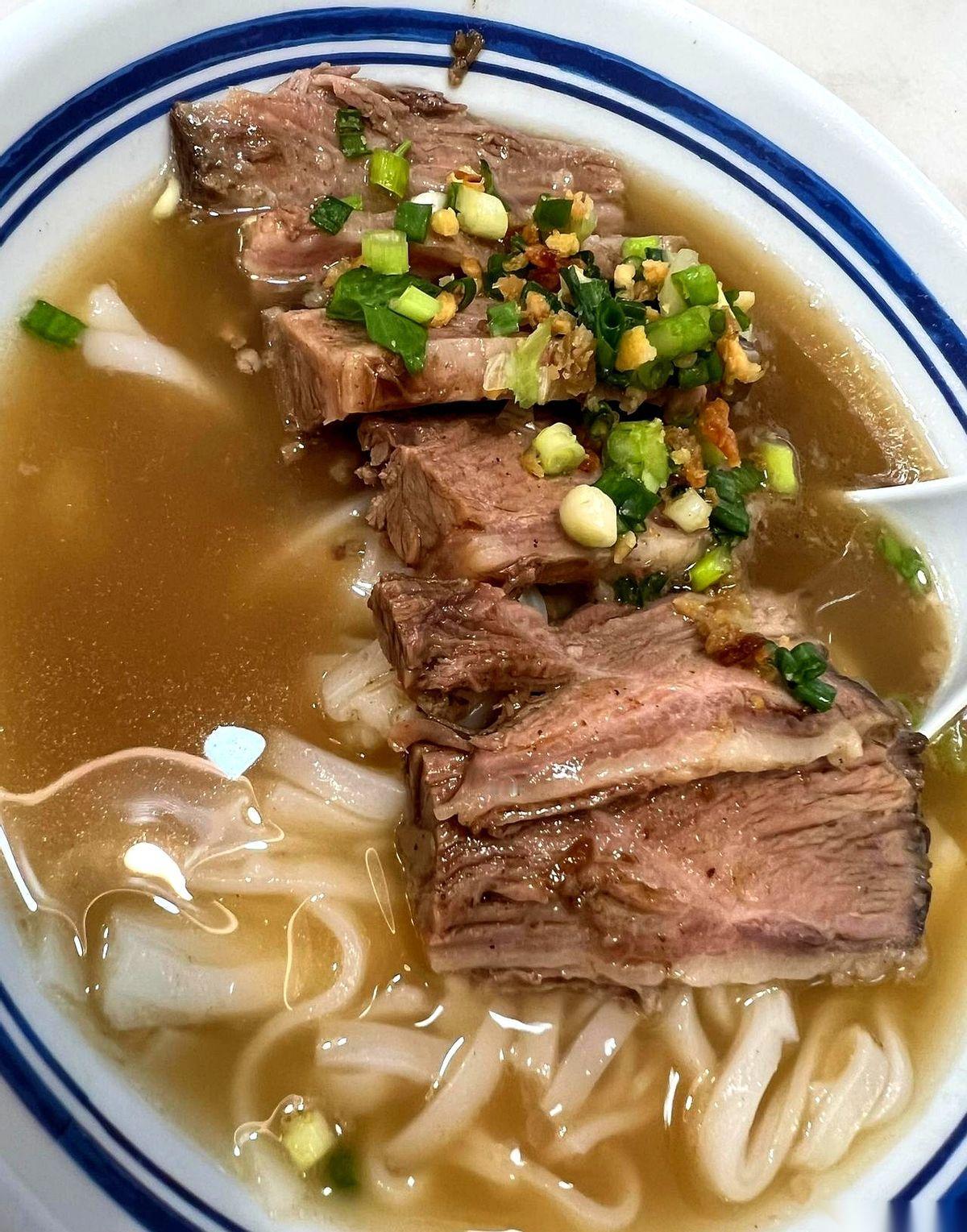 去香港，一碗粉，快80港币，把我吃傻了。
不是价格，是肉。
这么说吧，里面随便一