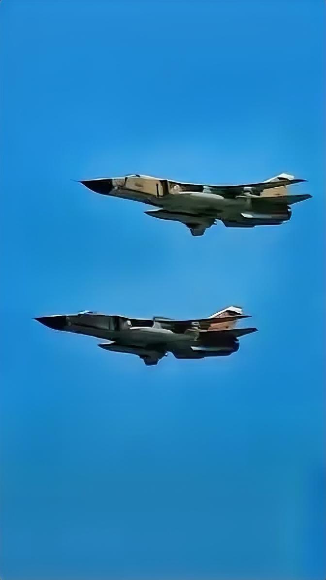 这哪是打仗啊，这是拿命换威慑力，伊朗空军2架苏24战斗轰炸机，对卡塔尔美军基地发