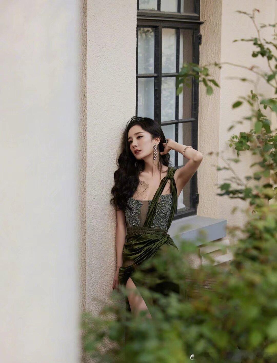 杨幂[超话]  🦊杨幂prada品牌代言人 生命中最绚烂的那些感动，也许我再也