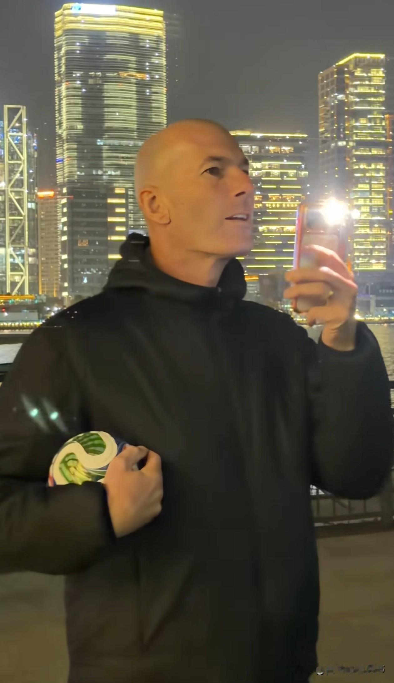 齐达内被公园大妈秀了脚法，齐达内来上海旅游，晚上在公园溜溜达达，本想找几个踢球的