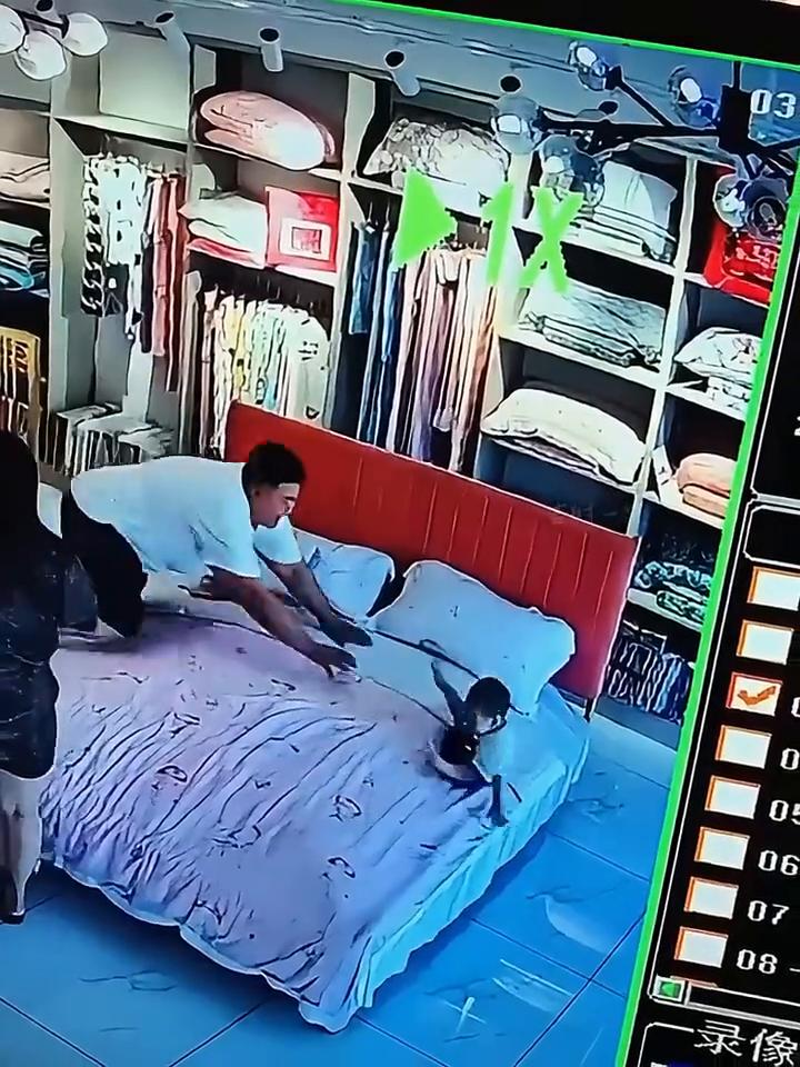 我的超人爸爸。
那些超能的爸爸。
·神之一脚，紧急避险。
·虎躯一挡，虚惊一场。