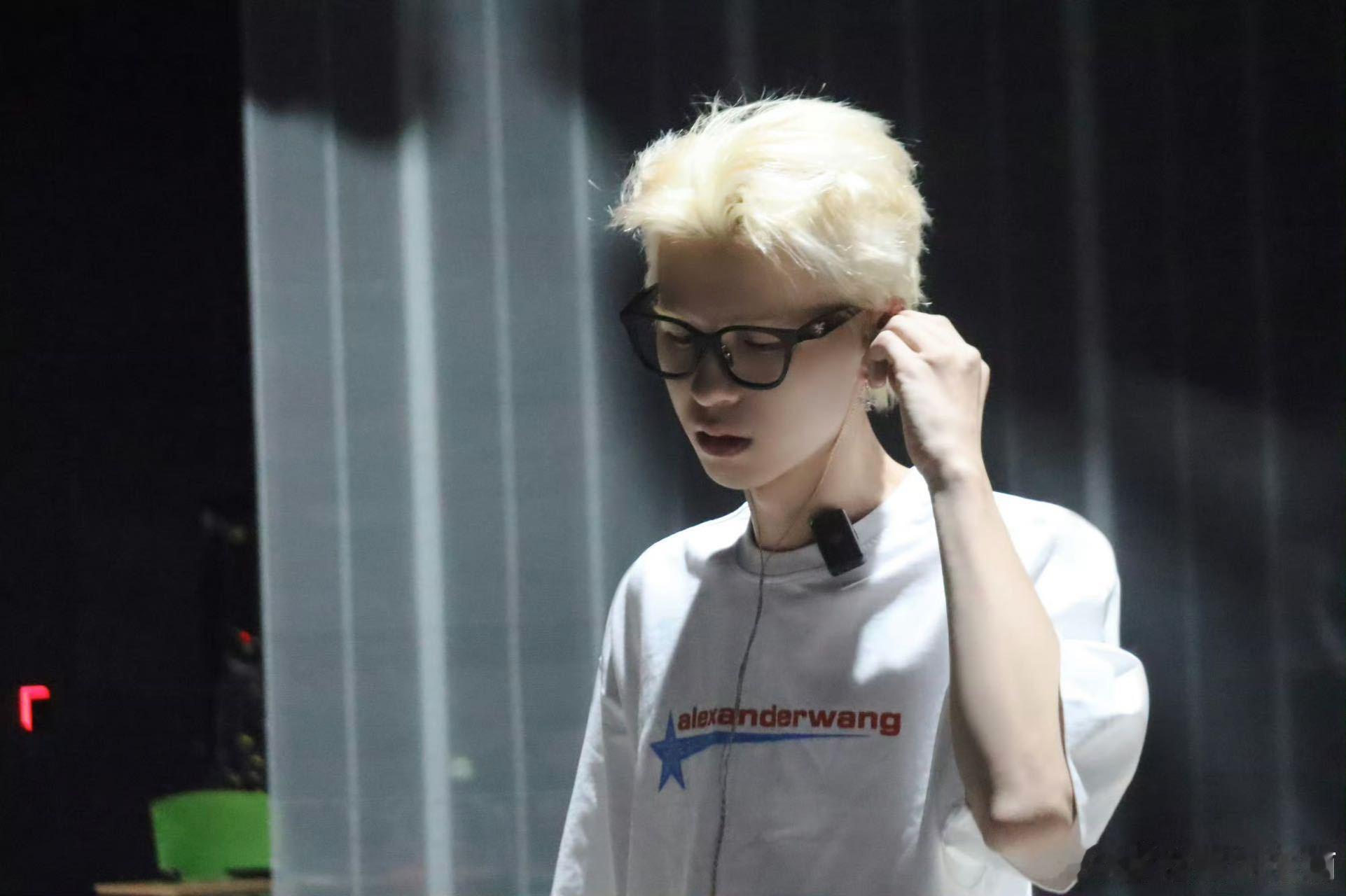 何浩楠HE限定生日演唱会 倒计时的时光中，宝宝要像美丽的花朵一样绽放又快乐！虽然