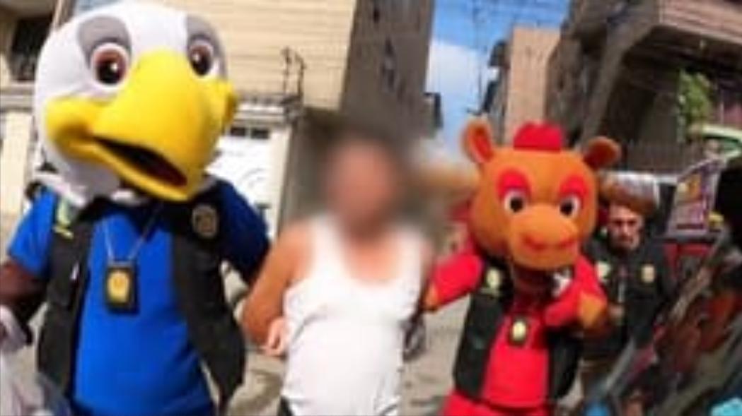 世界杯立功了，RMC：秘鲁警察扮世界杯吉祥物抓获毒贩。


2026年6月，秘鲁