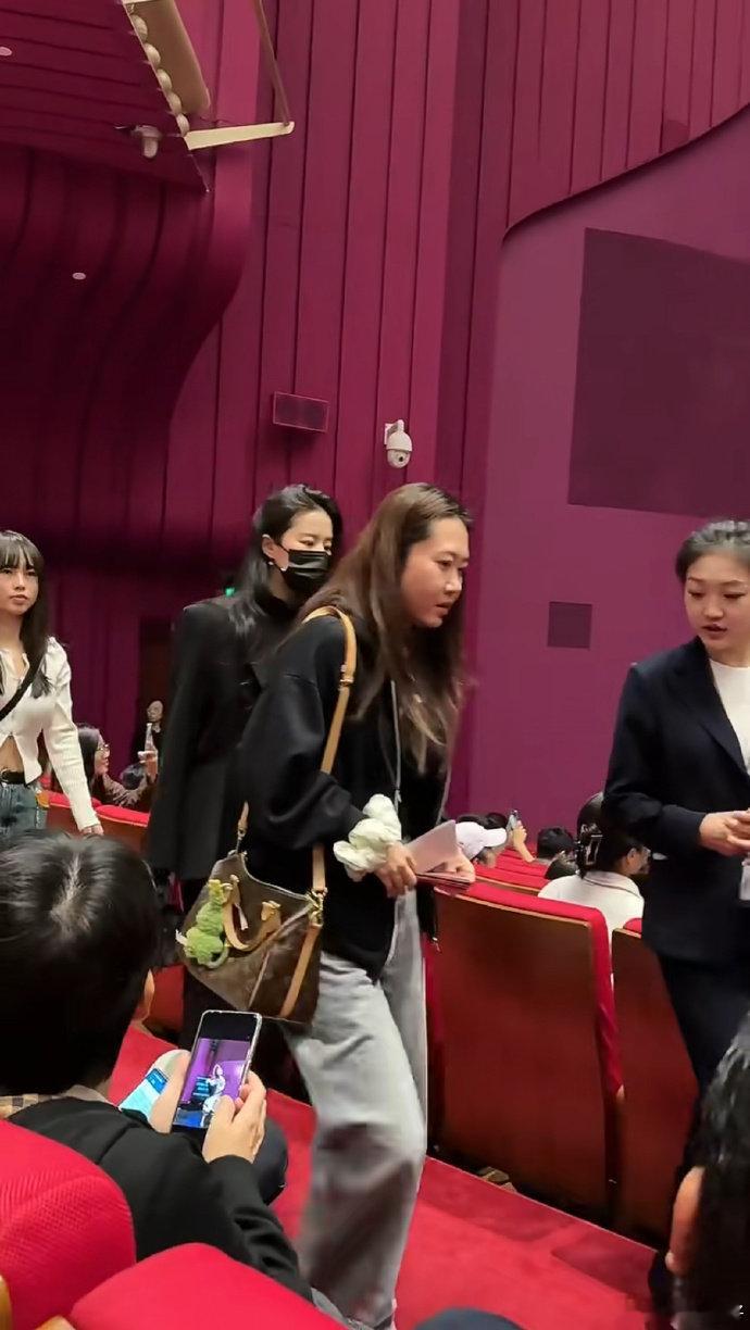 偶遇刘亦菲看舞台剧 偶遇刘亦菲看舞剧 偶遇刘亦菲看舞剧，仙女出没[手指比心]这大