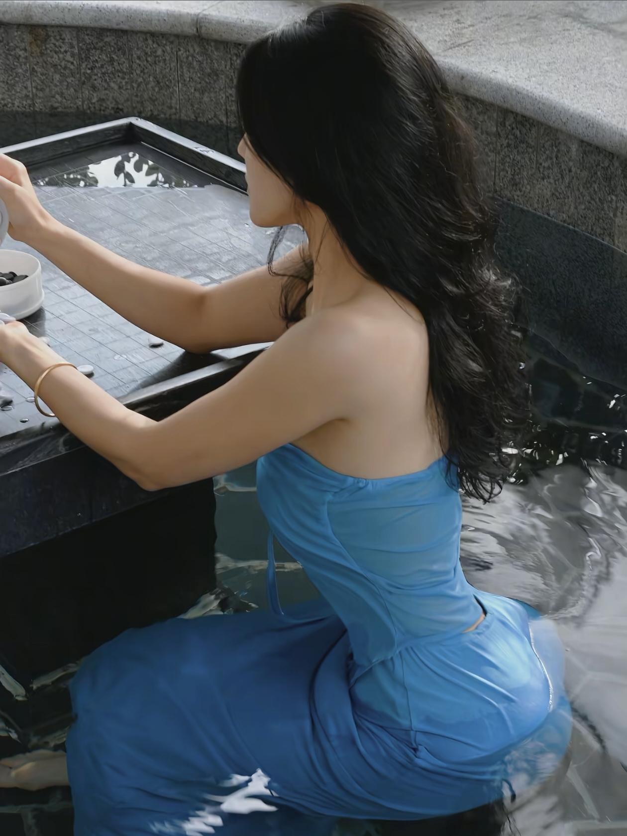 碧波荡漾，美人弄影。