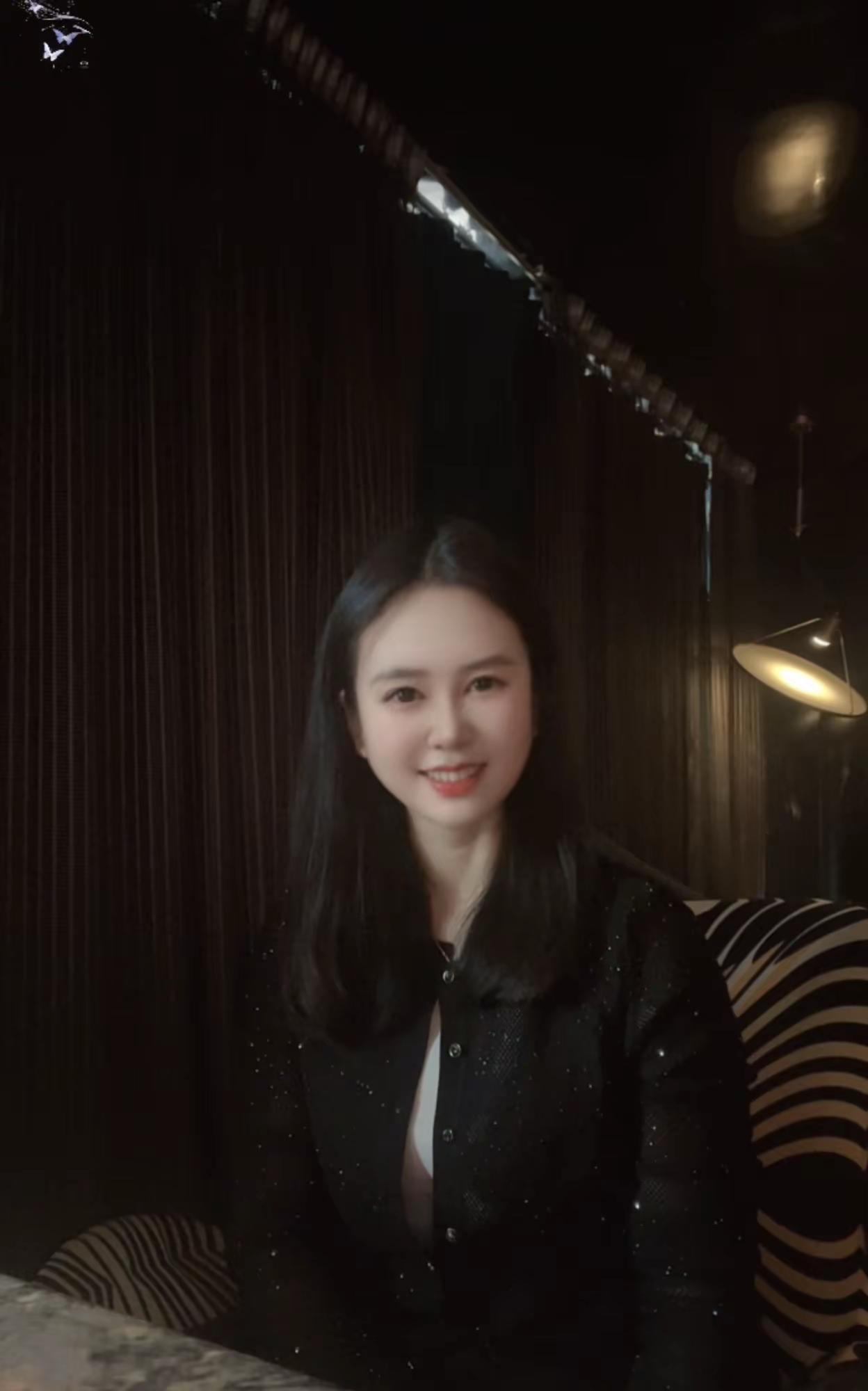 照片像月亮，你本人是太阳，温暖而耀眼。