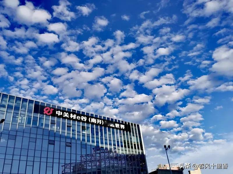 4月，中际旭创市值冲破万亿，成山东首家万亿市值民企，实控人王伟修成山东新首富。这