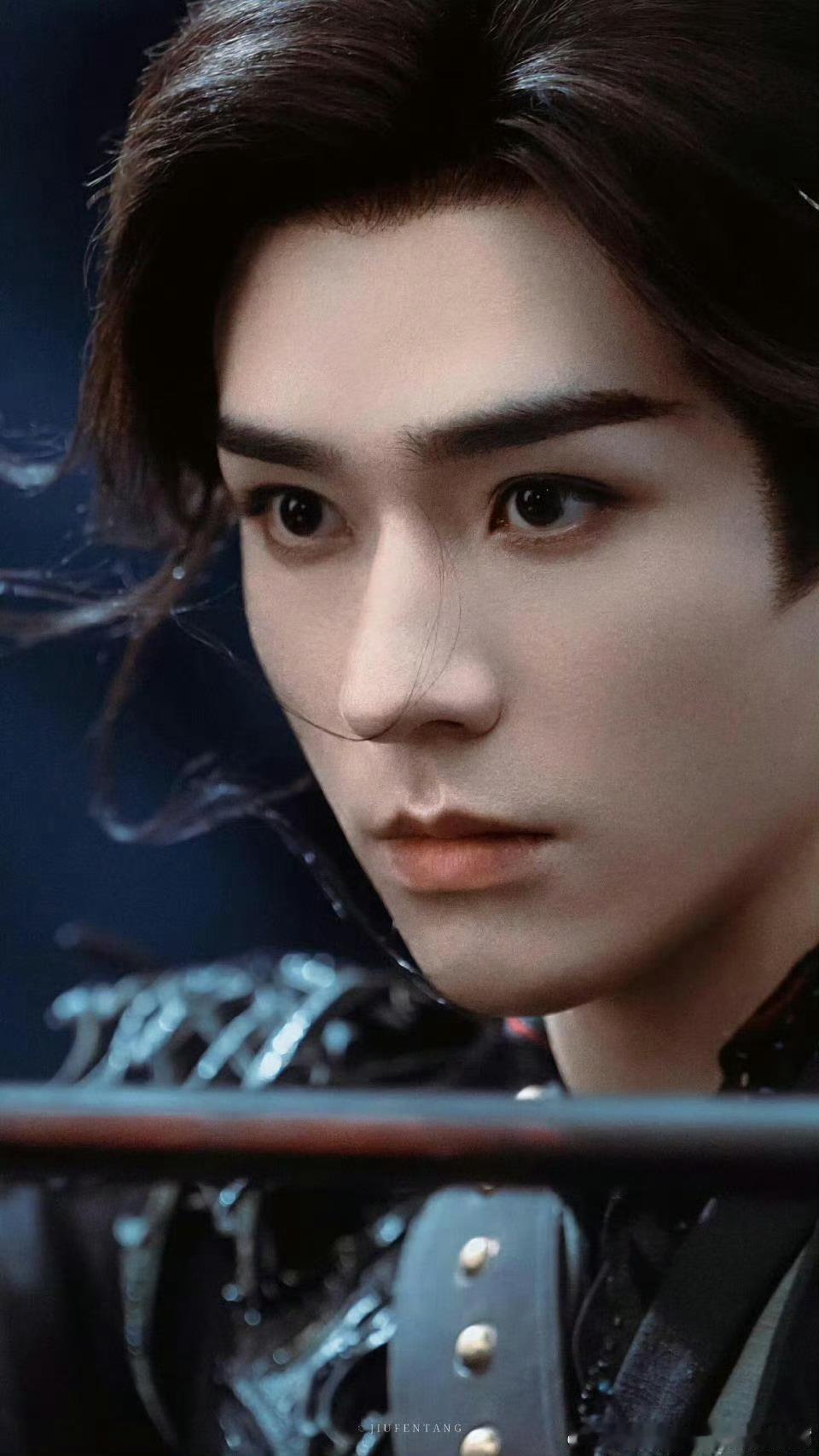 龚俊可古可今的一张脸 都说龚俊可古可今的一张脸，现代是接地气帅哥，古装不管刺客还