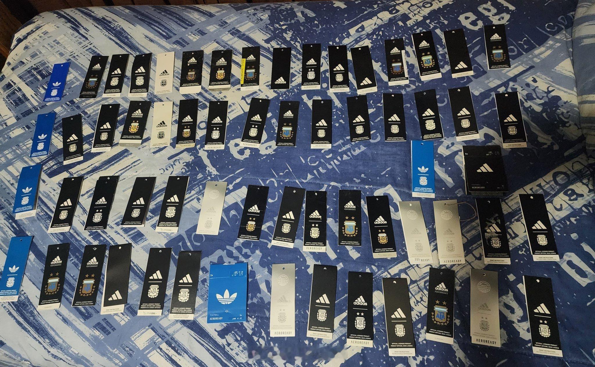 一位国外阿根廷球迷展示了他收集的阿根廷国家队球衣上的阿迪达斯标签，最早的可以追溯