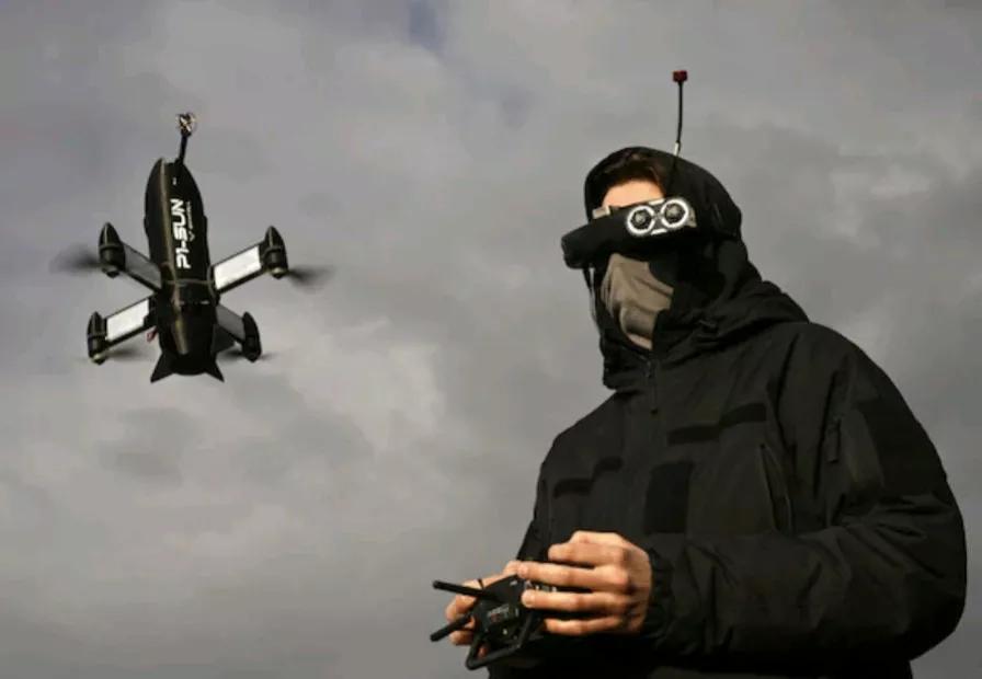 乌克兰公布“民族抵抗法”，宣布将对中小学生进行射击和无人机训练。

欧洲新闻网报