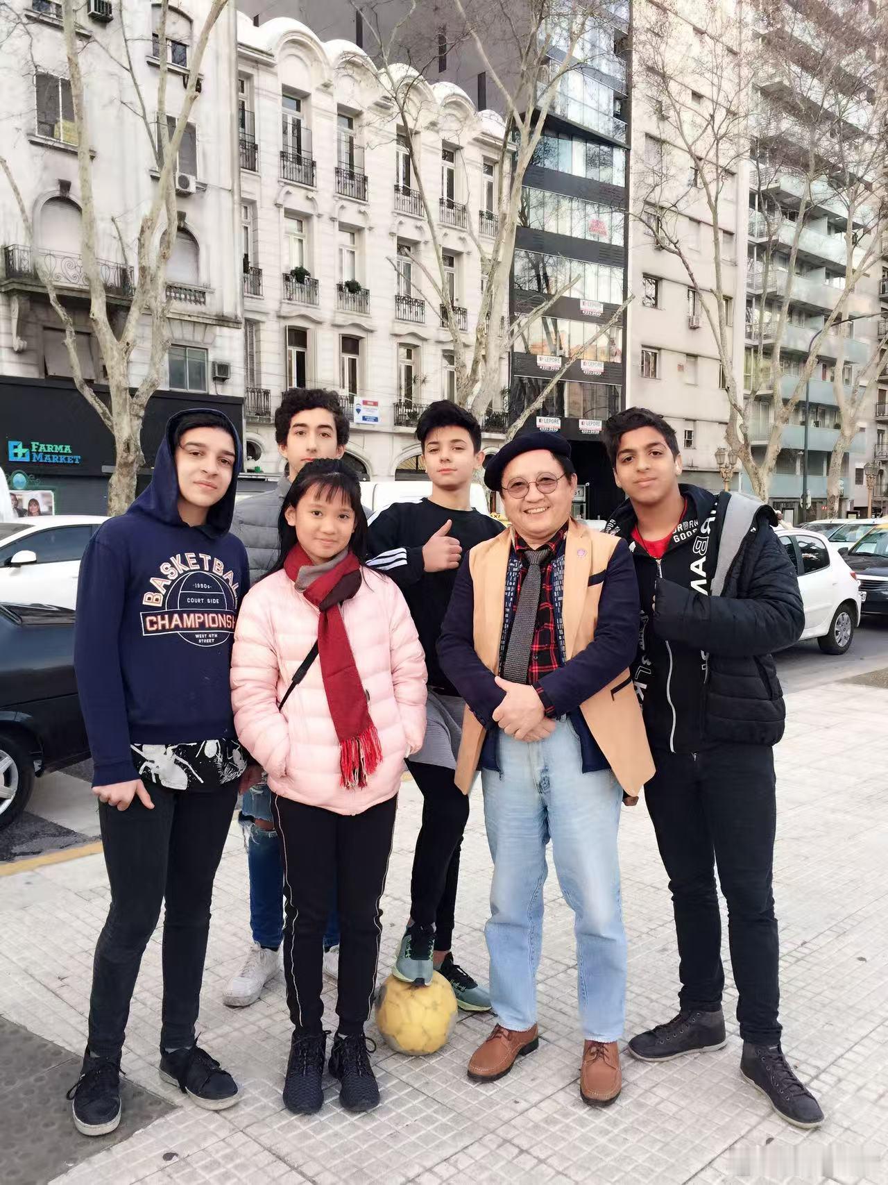 差异一个总在学怎么修机器；一个是思考机器为什么会出问题。关注的点自然是不一样的。