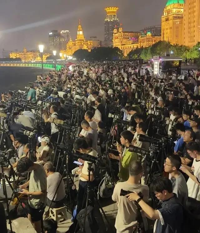 上海外滩的摄影人潮：
  外滩彻底挤爆！有人凌晨占位，苦等一整天只为几十秒环金穿