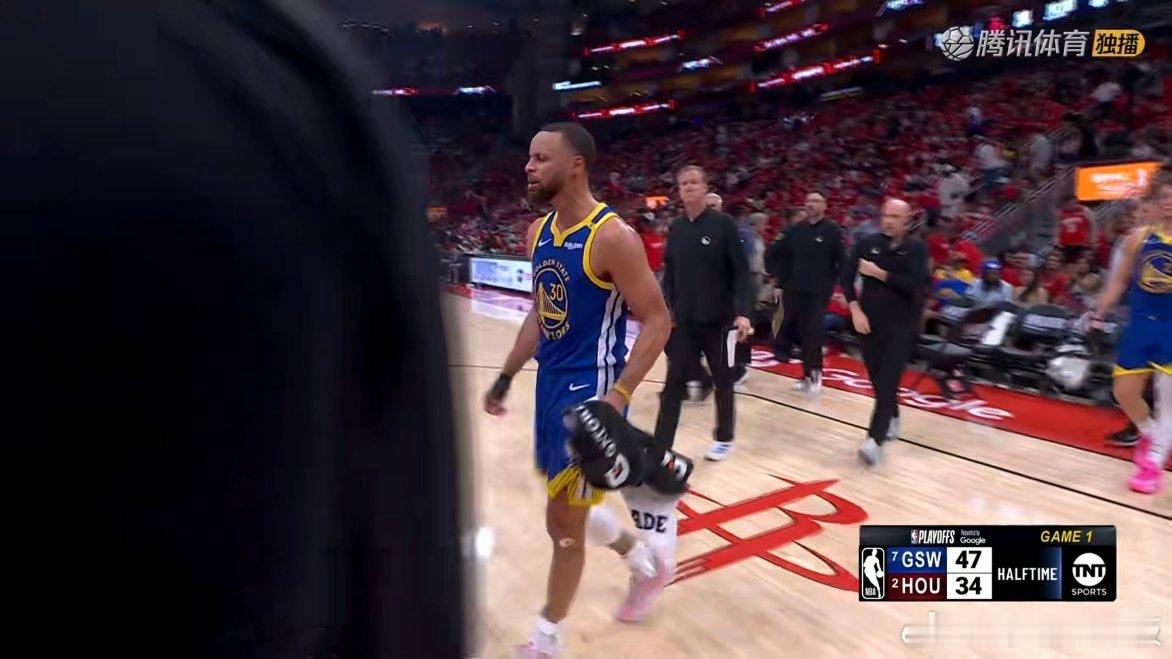 火箭半场34-47落后勇士！火勇大战勇士vs火箭 ​​​