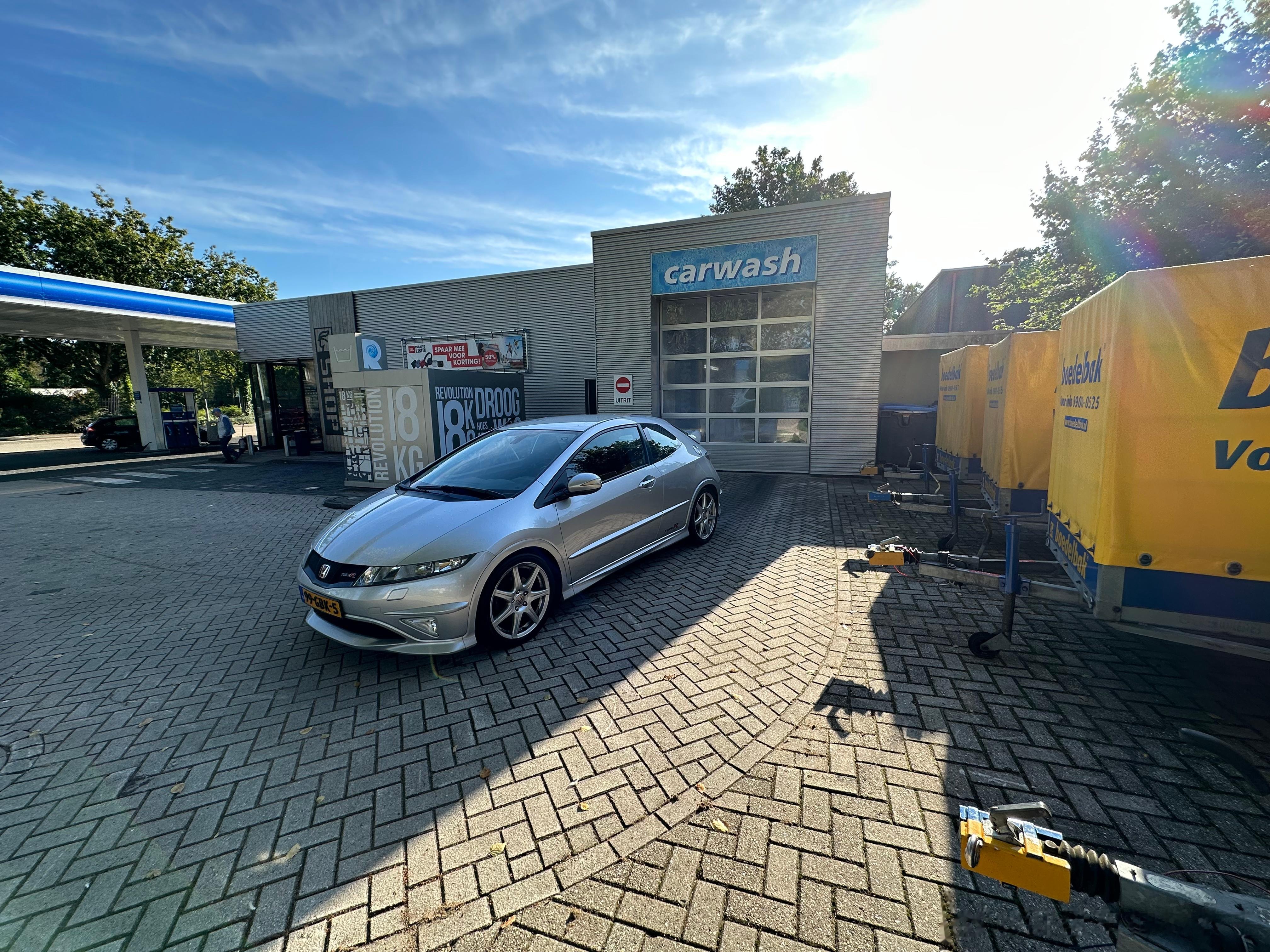 朋友帮我洗好车了，明天见。 ​​​