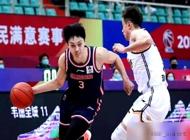 徐杰，两场19中3。
从球队大脑，到蹲在底角的定点投手。广东两连败，最挣扎的人