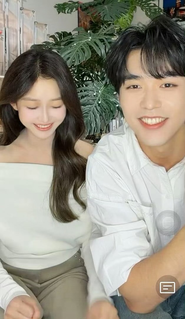 吴星颖悄悄捶孙柏涵腿被起哄之后，星星嘴上婉拒，悄悄捶孙柏涵腿，害羞又俏皮！星涵c