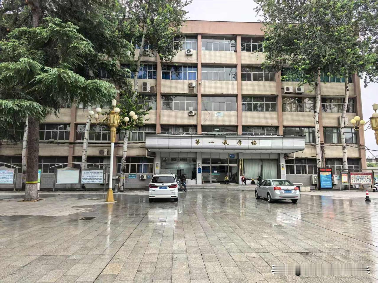 人生感悟（397）：熟悉的大学校园，我回来了！

今日有小雨，是一个落英缤纷的季